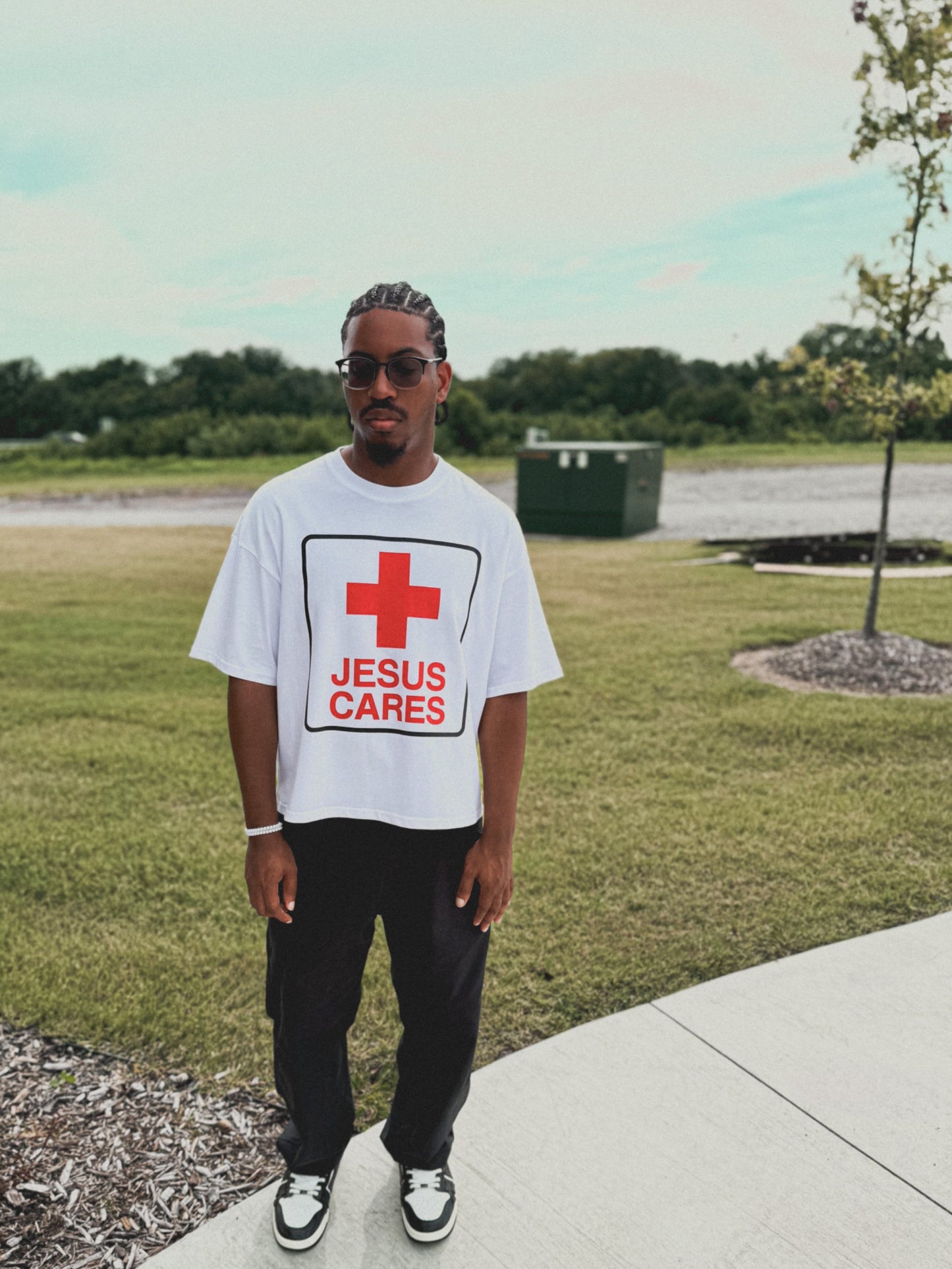 JESUS CARES, tee shirt